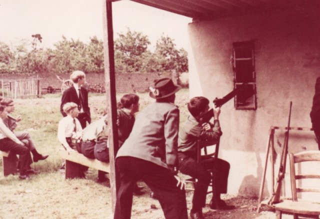 1965 Schießmeister Jakob Wirtz beim Schießen der Jungschützen